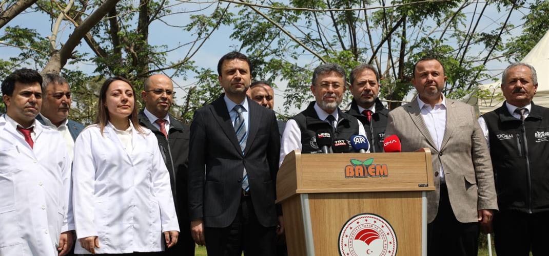 BAKAN İBRAHİM YUMAKLI BATI AKDENİZ TARIMSAL ARAŞTIRMA ENSTİTÜSÜ MÜDÜRLÜĞÜNÜ ZİYARET ETTİ.