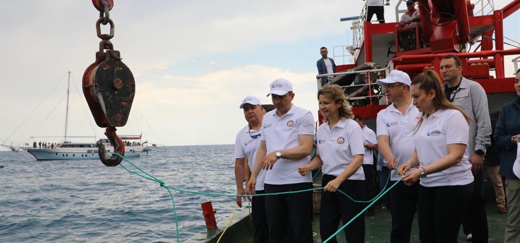 ​Antalya Valiliği koordinasyonunda yürütülen “Mavi Akdeniz” inisiyatifi kapsamında düzenlenen “Antalya’da Deniz Hep Temiz” programında, denizlerdeki hayalet ağların temizlenmesine yönelik çalışma gerçekleştirildi