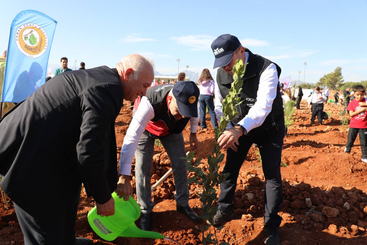 ​Milli Ağaçlandırma Gününde Antalya’da Geleceğe Nefes olmak için fidanlarımızı toprakla buluşturduk.